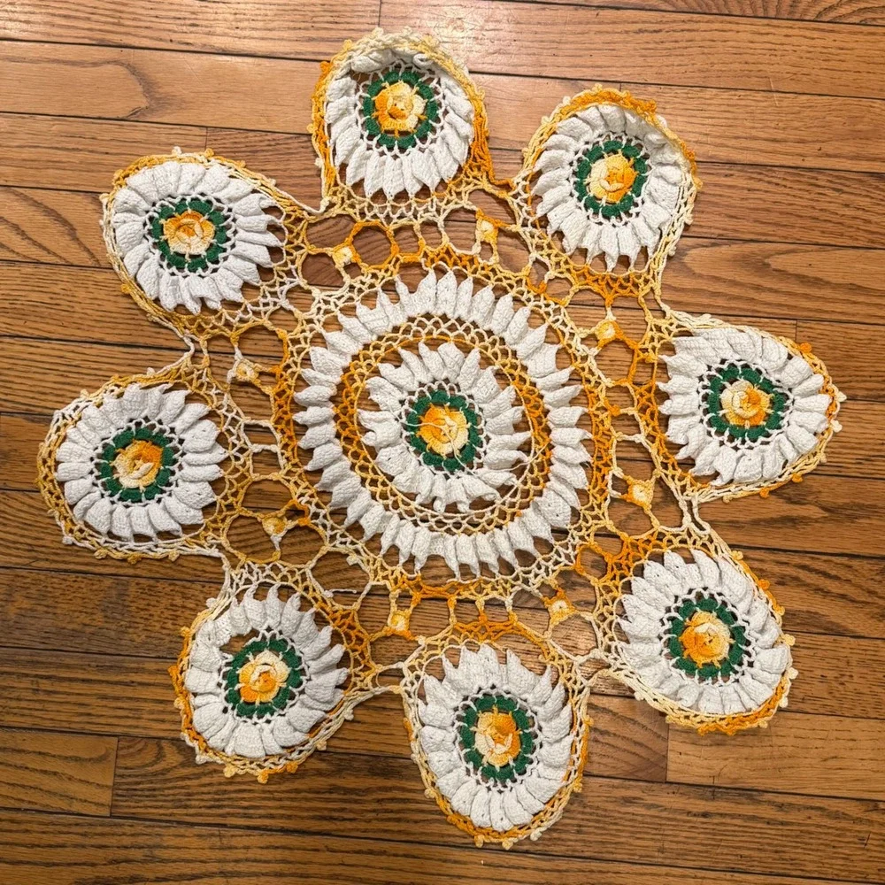 1.a.0.0.8.d Vtg Handmade Crochet Floral Doily Table Topper 24
